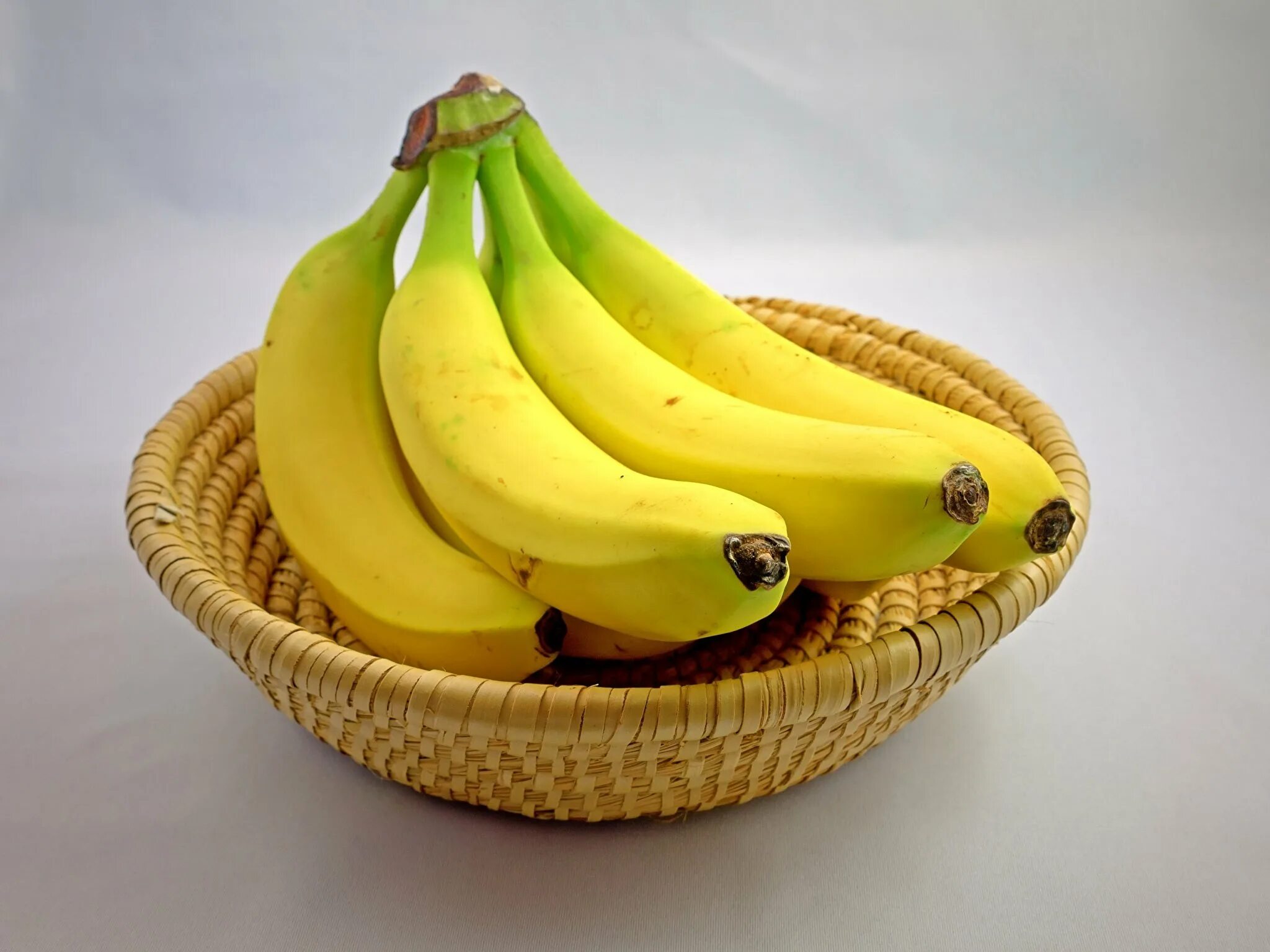 2 muz. Банан. Фрукты банан. Корзина с бананами. Красивый банан.