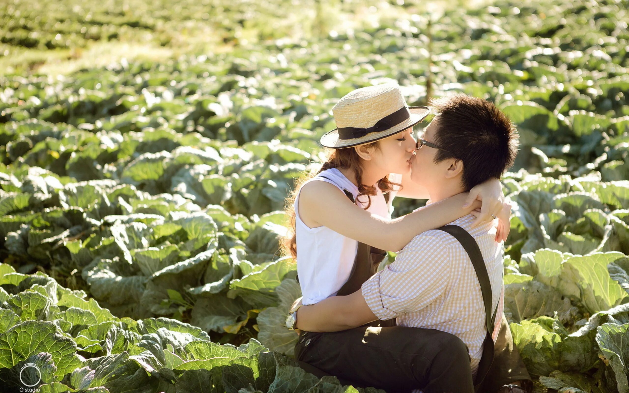 Летний поцелуй. Парень и девушка азиаты. Азиатская любовь. Влюбленные в огороде.