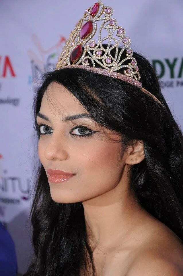 самые красивые руки в дели фильм. вриндаван индия. India 2013. спиридонова инара. мисс индия 2013.