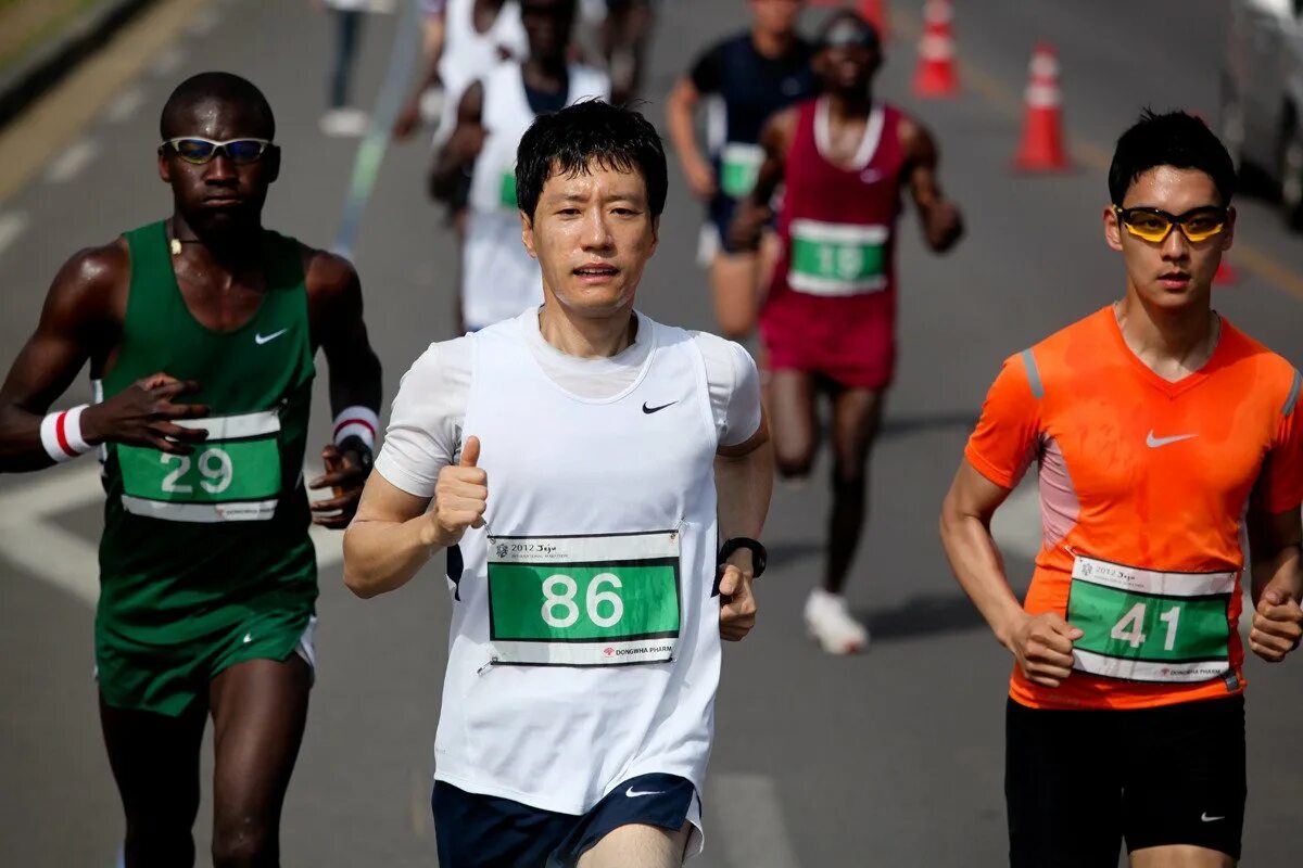 One run 2024. Пейсмейкер флаг. Adidas runfalcon 2. Toyota 4runner 2023. Спортивный бег.