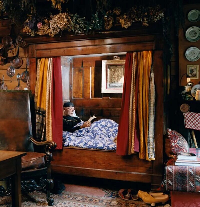 Oda alla. Кровать в старинном доме. Голландская кровать. Кровать в Голландии 17 века. Шкаф для сна средневековый.