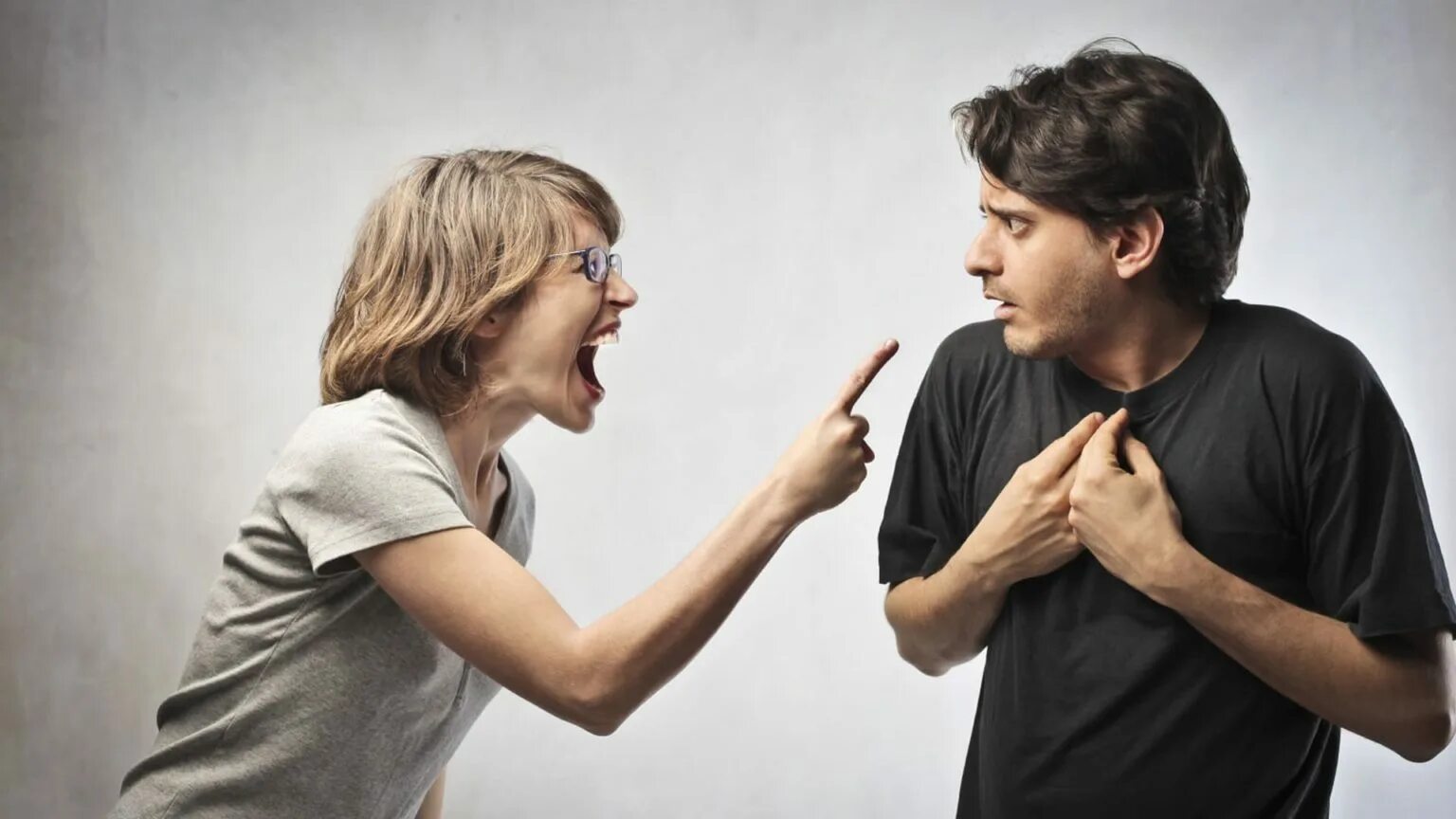 Муж боится женщин. Эмоции в общении. Мужчина и женщина ссорятся. Женская агрессия. Женщина эмоции.