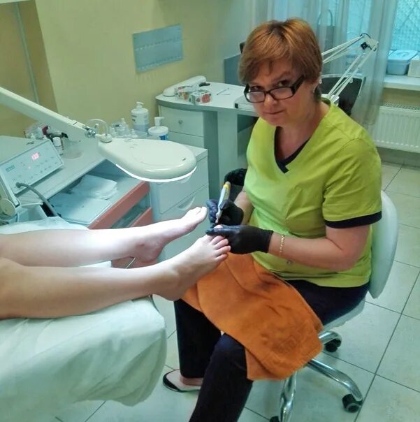 Центр подологии орехово-зуево. Мужчина делает педикюр. Подолог в орехово зуево. Подолог в орехово зуево. Подолог в орехово зуево.