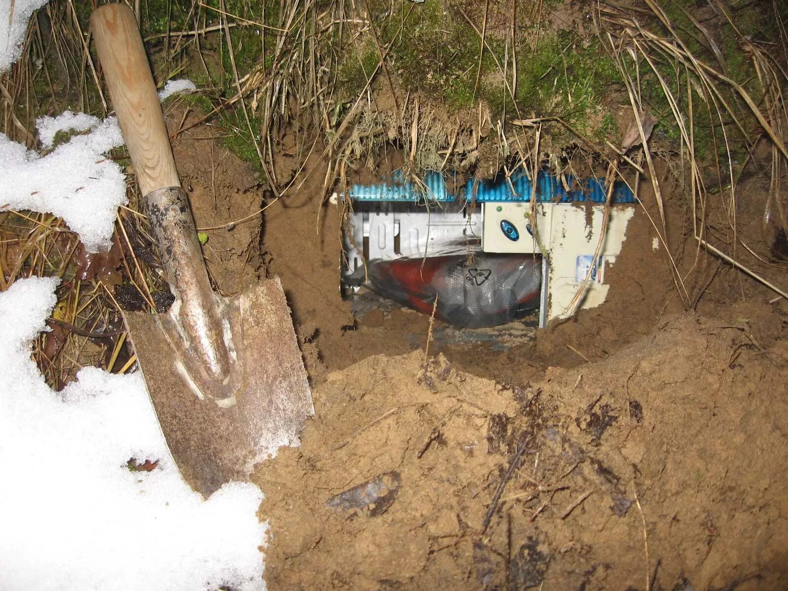 Ящик для снарядов. Тайник в лесу. Тайник в лесу. Схрон в земле. Схроны упа.