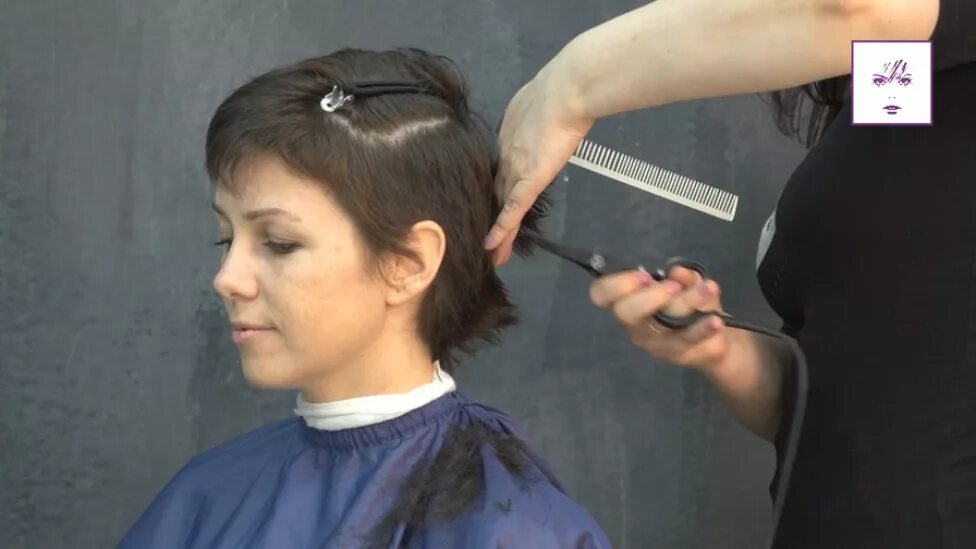 Как подстричь маму. Короткая стрижка ножницами женская. Стрижка процесс. Женская стрижка процесс. Подровнять волосы на короткой стрижке.