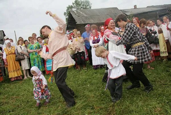 Народный фольклор. Русские народные посиделки. Гармонь на руси. Русские народные танцы в деревне. Праздник в деревне.