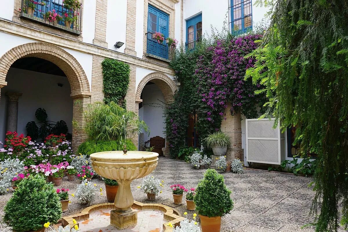 Патио внутренний дворик в испании. Цветочные дворики patio cordobes. Дворы испании. Андалусия кордова дворик. Особняк кевина костнера в испанском стиле.