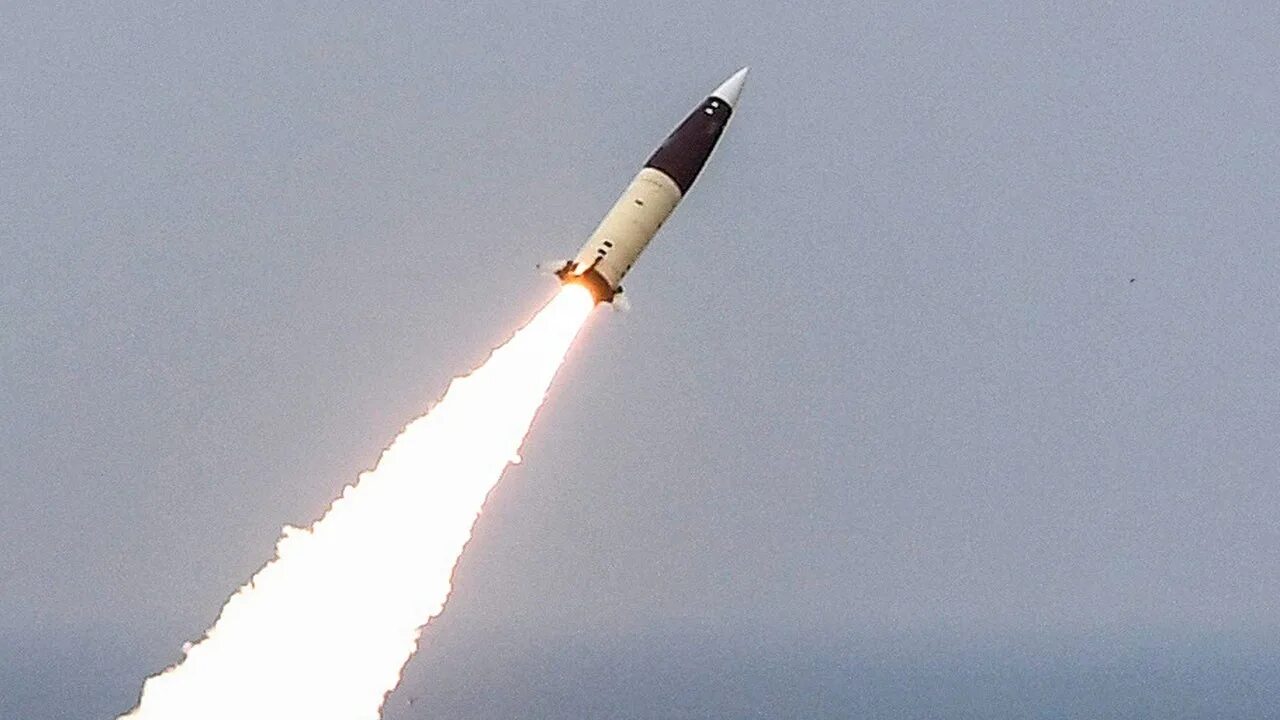 Дальность ракет atacms. Ракета боевая. российские ракеты. огромная ракета. ракеты россии военные.