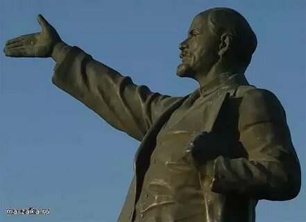 Памятник с поднятой рукой