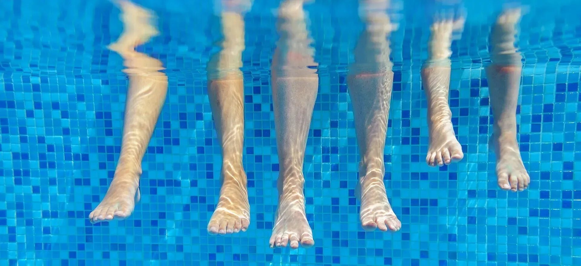 Судороги в ногах в воде. Ноги в бассейне девушка. Свело ногу в бассейне. Судороги в бассейне. Судороги в ногах в бассейне.