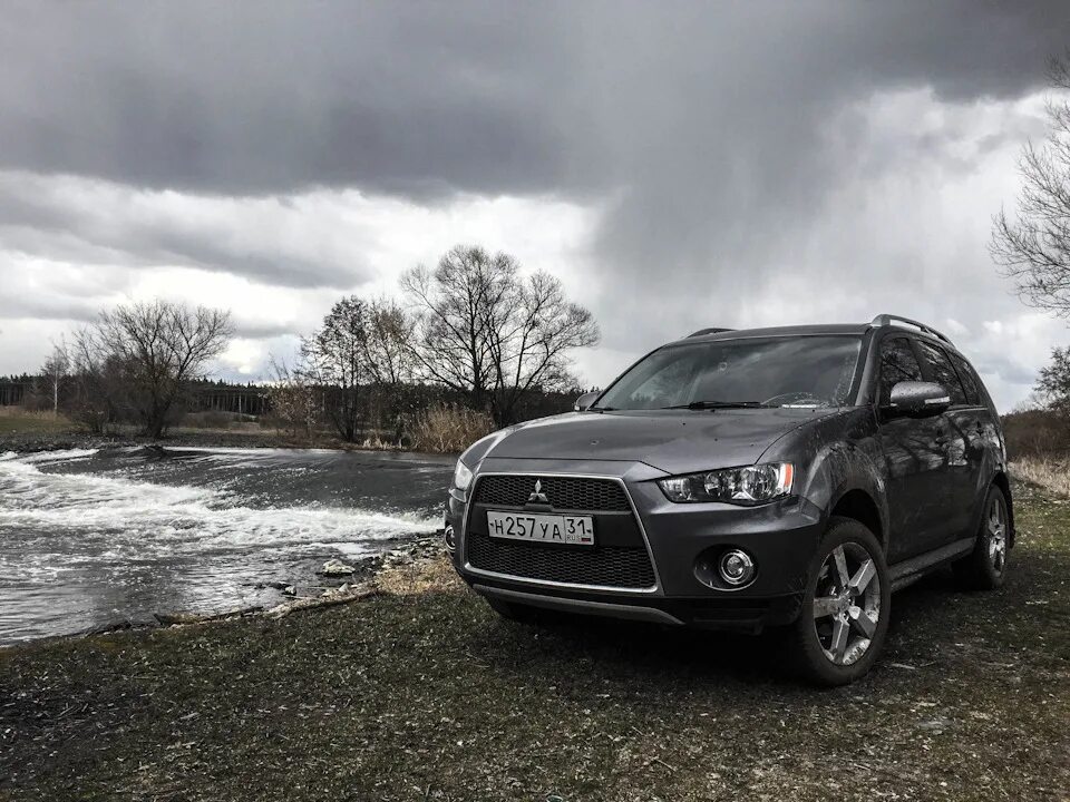 Купить митсубиси аутлендер в нижнем. Mitsubishi Outlander XL. Mitsubishi Outlander XL серый. Митсубиси Аутлендер 2011 XL серый. Мицубиси Аутлендер 2010.