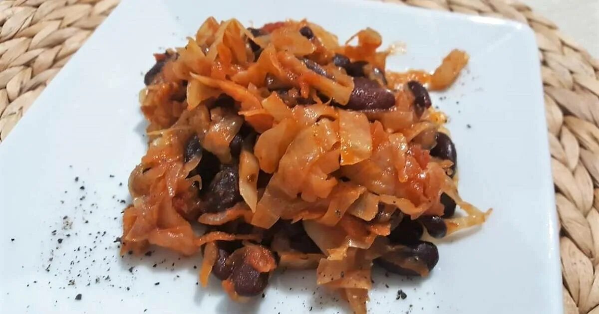 Фасоль и капустой и курицей. Тушеная капуста. Капуста с фасолью. Бобовые с тушеной капустой. Капуста жареная с фасолью.