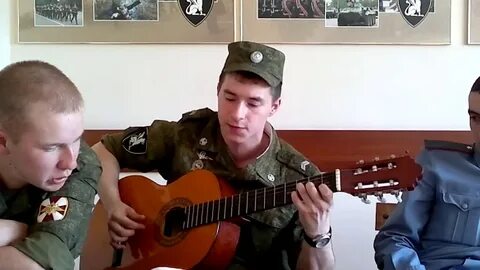 Песня под гитару армейские поет девушка
