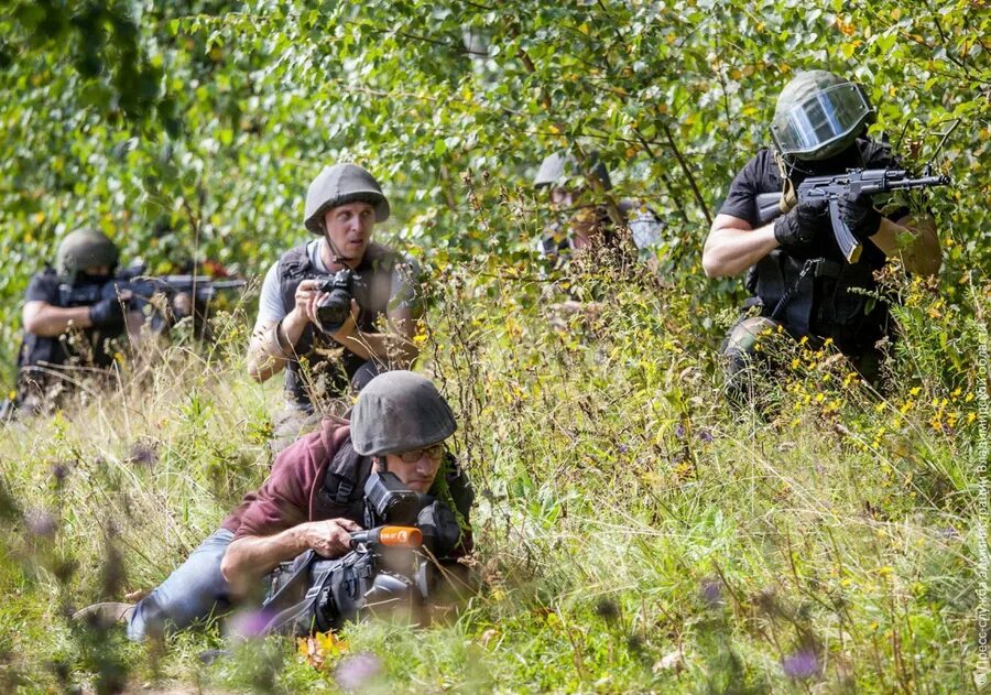 Журналист из горячих точек. Фотограф в горячей точке. Журналист в экстремальной ситуации. Видеооператор в горячей точке.