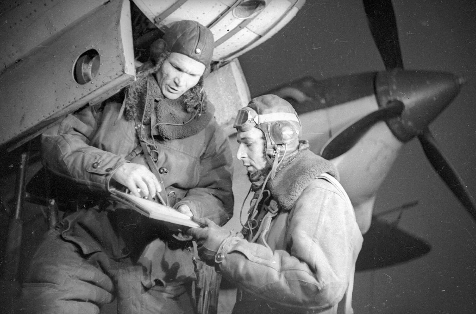 Летчик бомбардировщик герой советского союза. Пе-2 Штурман. Пилот бомбардировщика 1942.