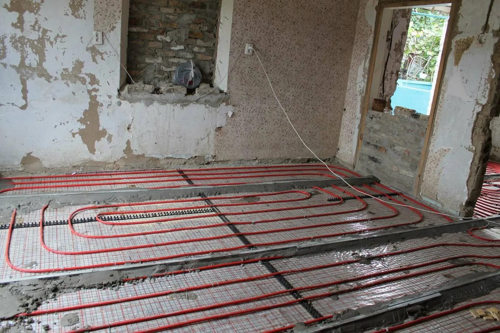 Сшитый полиэтилен в стяжку. Водяной теплый пол сшитый полиэтилен. монтаж водяной пол сшитый полиэтилен. теплый пол сшитый полиэтилен монтаж. укладка трубы для теплого пола из сшитого полиэтилена.