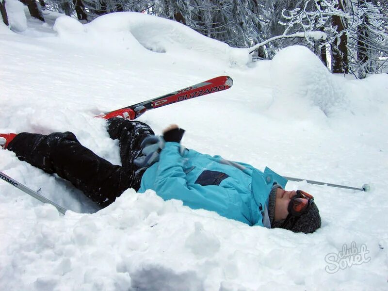 Лыжник упал. Лыжник в сугробе. Упал на лыжах.