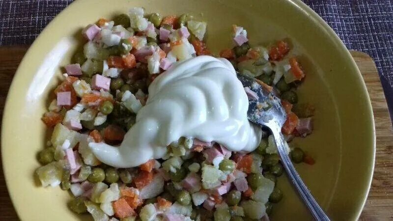 Салат оливье. Ингредиенты для оливье с колбасой и солеными огурцами. Салат оливье с колбасой классический. Салат оливье. Оливье с колбасой горошком.