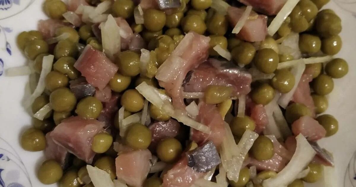 салат из горошка и яиц. какой можно салат с горошком. салат из зеленого горошк. простой салат с горошком и яйцом. салат из зеленого горошк.