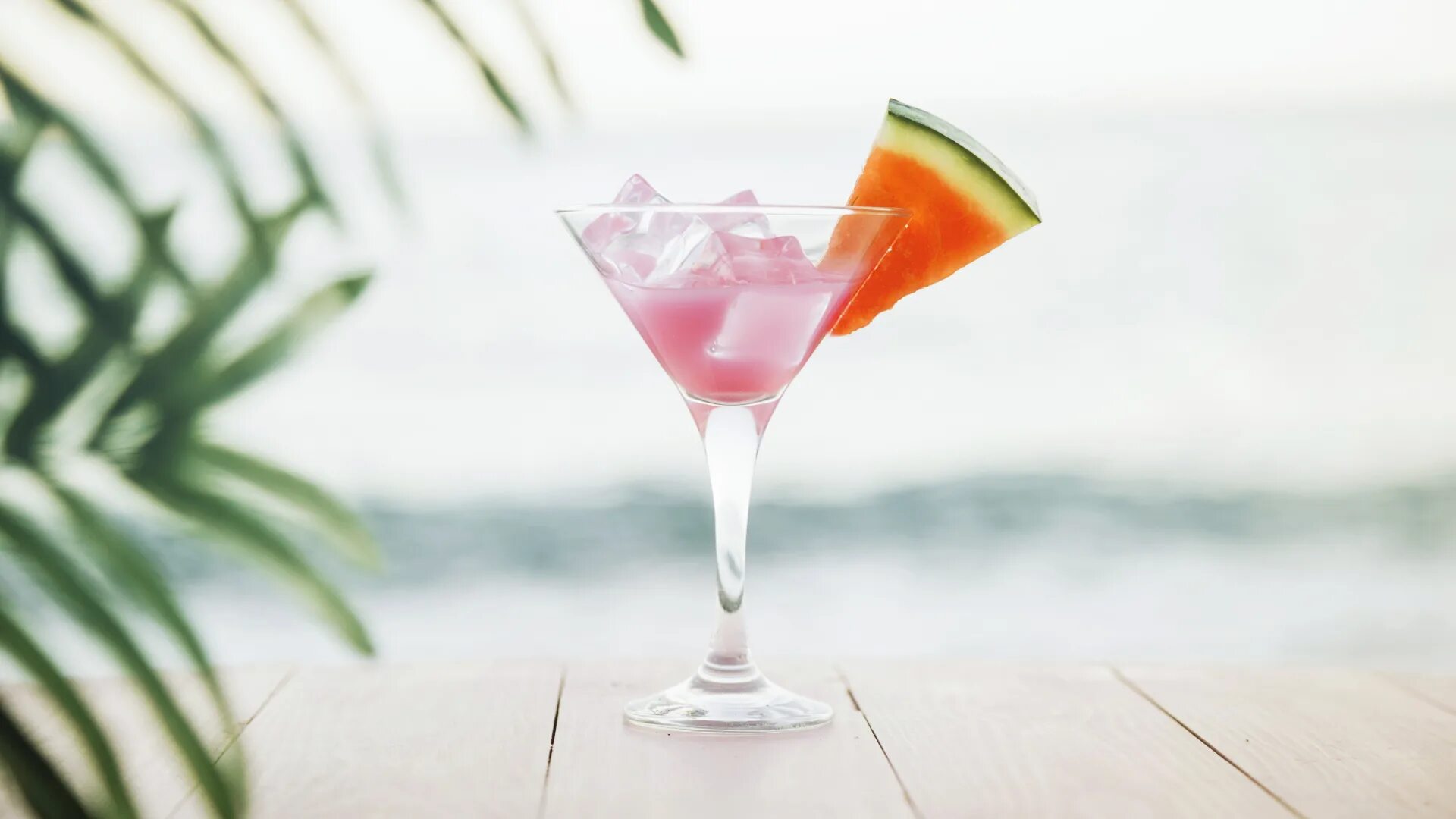 Мохито солнце. Коктейль на пляже. Пляжный коктейль. Летние коктейли. Море пляж коктейль.