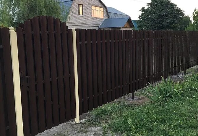 Забор коричневый штакетник. Металлический штакетник ижевск. Металлический штакетник trapeze. Штакетник версаль макси полукруглый. Штакетник забор версаль 3005.