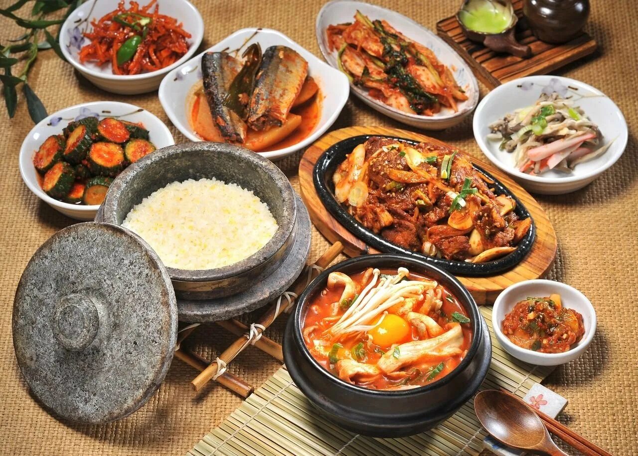 Южный обед. Национальная еда Южной Кореи. Национальная кухня Южной Кореи. Южная Корея пибимпаб. Корейская еда Джокбал.