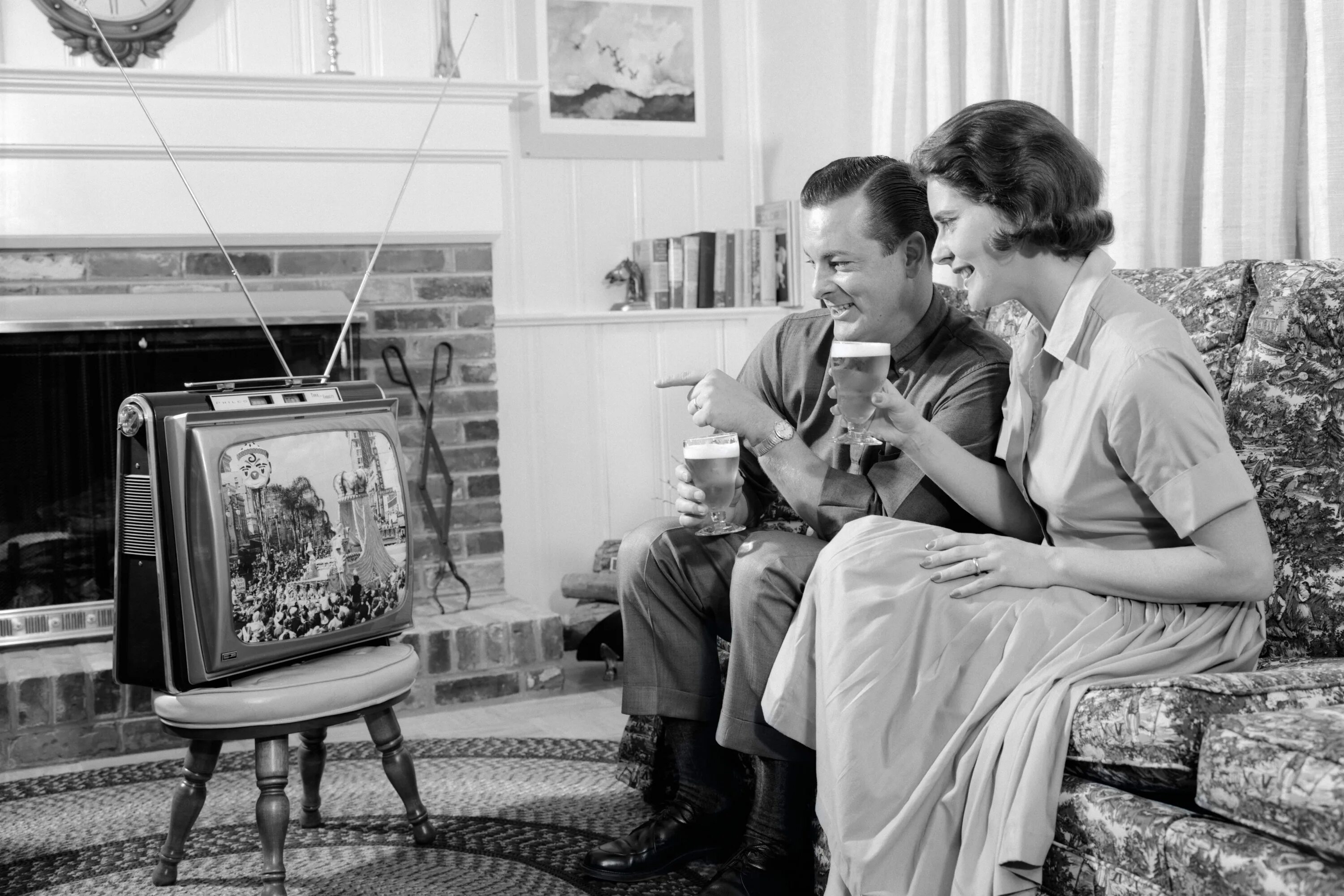 Озвучивай телевизор. Ретро телевизор. Телевизор 1950-х годов. Старинный телевизор. Телевизор 1960.
