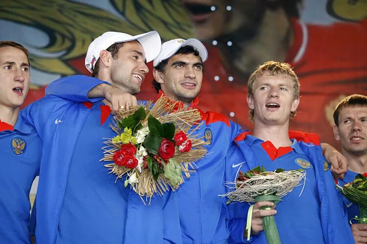 Награда сборной. Бронзовые медали евро 2008. Бронзовые медали чемпионата Европы по футболу 2008. Сборная России по футболу 2008 Чемпионат Европы. Сборная России чемпион Европы 2008.