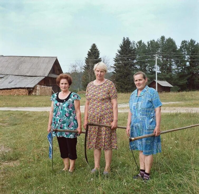 Деревня жителей. Деревенские женщины. Деревенские жители. Деревня сельских жителей.