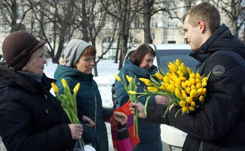 сколько тюльпанов дарить маме. сколько тюльпанов дарить маме. фотосессия с тюльпанами. букет тюльпанов 23 шт. мужчина дарит букет.