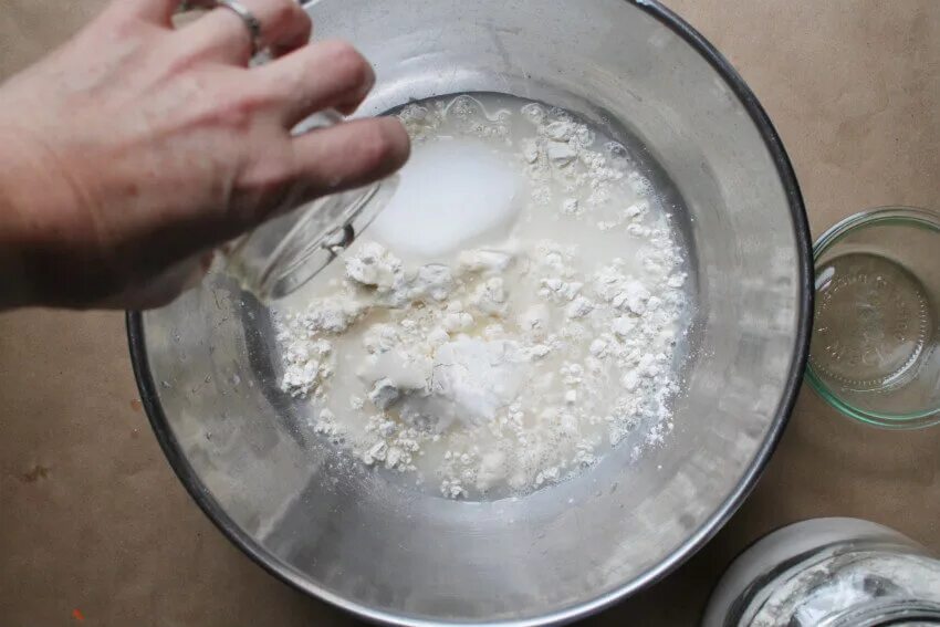 Тесто из муки и соли. Замешивание соленого теста. Тесто для лепки из муки и соли. Тесто с солью для лепки.