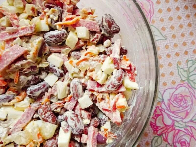 Рецепт салата с фасолью и копченой колбасой. Салат с красной фасолью и копченой колбасой. салат из красной фасоли с сухариками и копченой колбасой. салат с красной фасолью и сухариками и колбасой. салат с красной фасолью и копченой колбасой и сухариками.