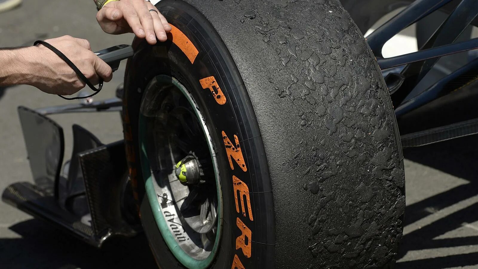 Бьют диски на скорости. F1 Pirelli Tyres 2022. F1 car Tyre. Взрывные покрышки. Оторвались колеса f1.