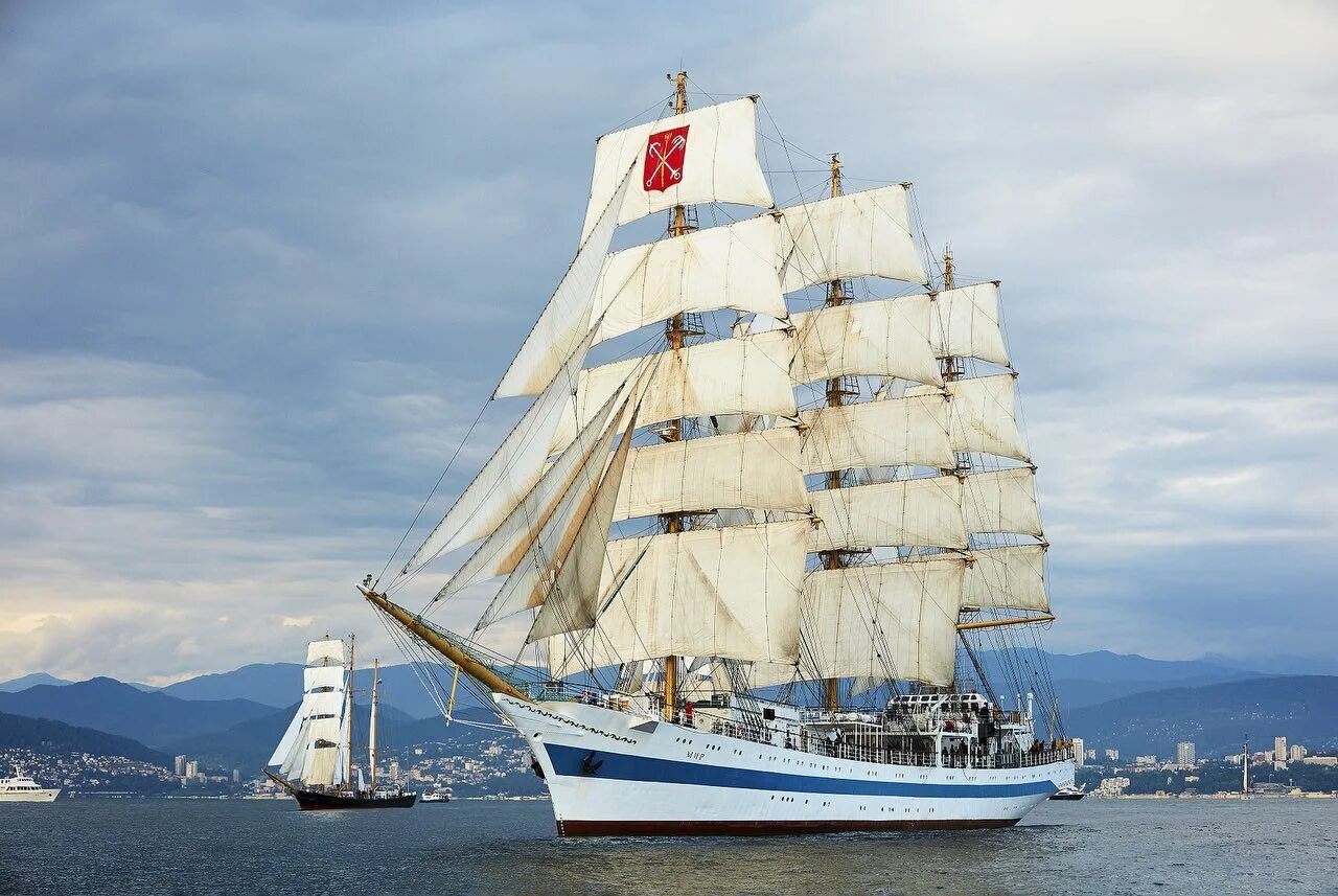 Полосатый парусник. Паллада судно владивосток. Учебный парусник. Парусное судно паллада. Парусник надежда крузенштерна.