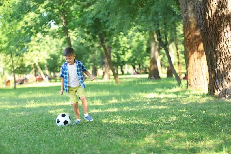 Мальчик играет в парке
