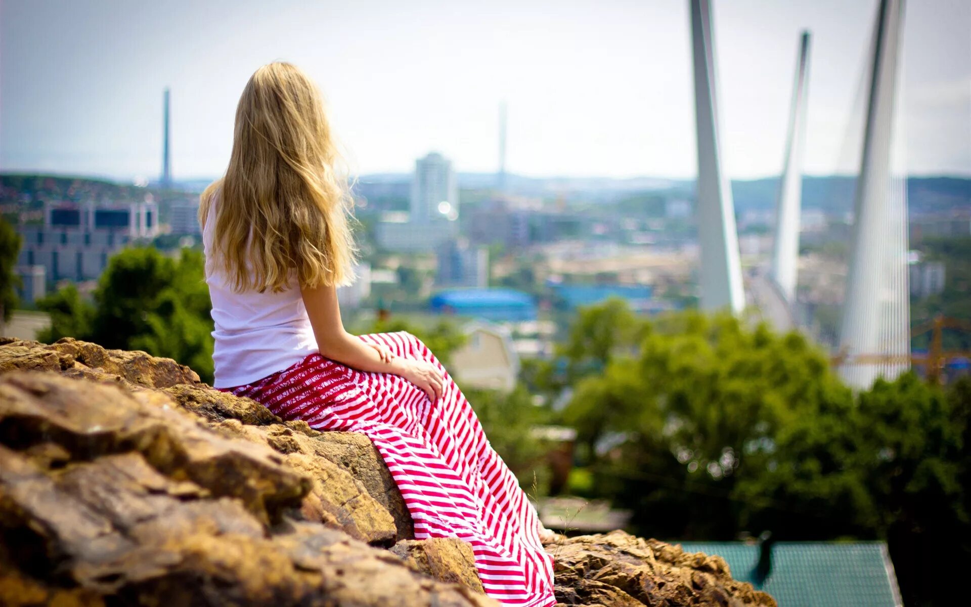 Девушка со спины сидя. Девушка сидит на коленях спиной. Женщина сидит спиной. Девушка отвернулась. Девушка сидит на берегу моря.