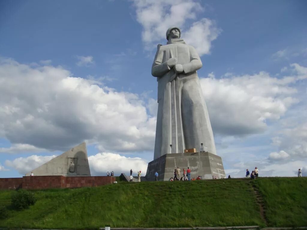 Звезда города героя мурманска. Стела памятник мурманск. Мурманские герои. Мурманские герои. Мурманск город герой памятники.