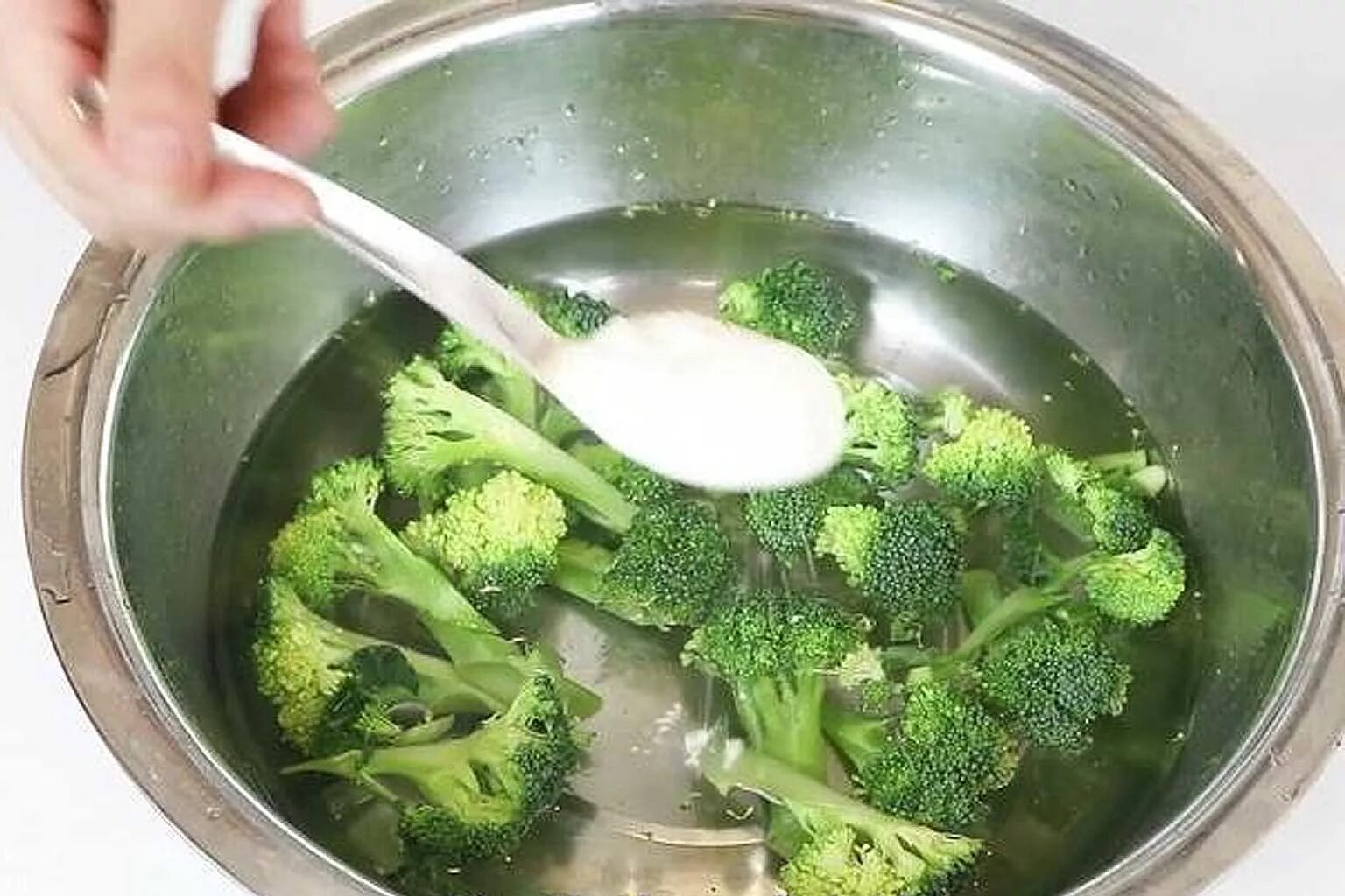 Сколько надо варить капусту. Брокколи в кастрюле. Обработка брокколи. Обработка брокколи перед готовкой. Как почистить брокколи.