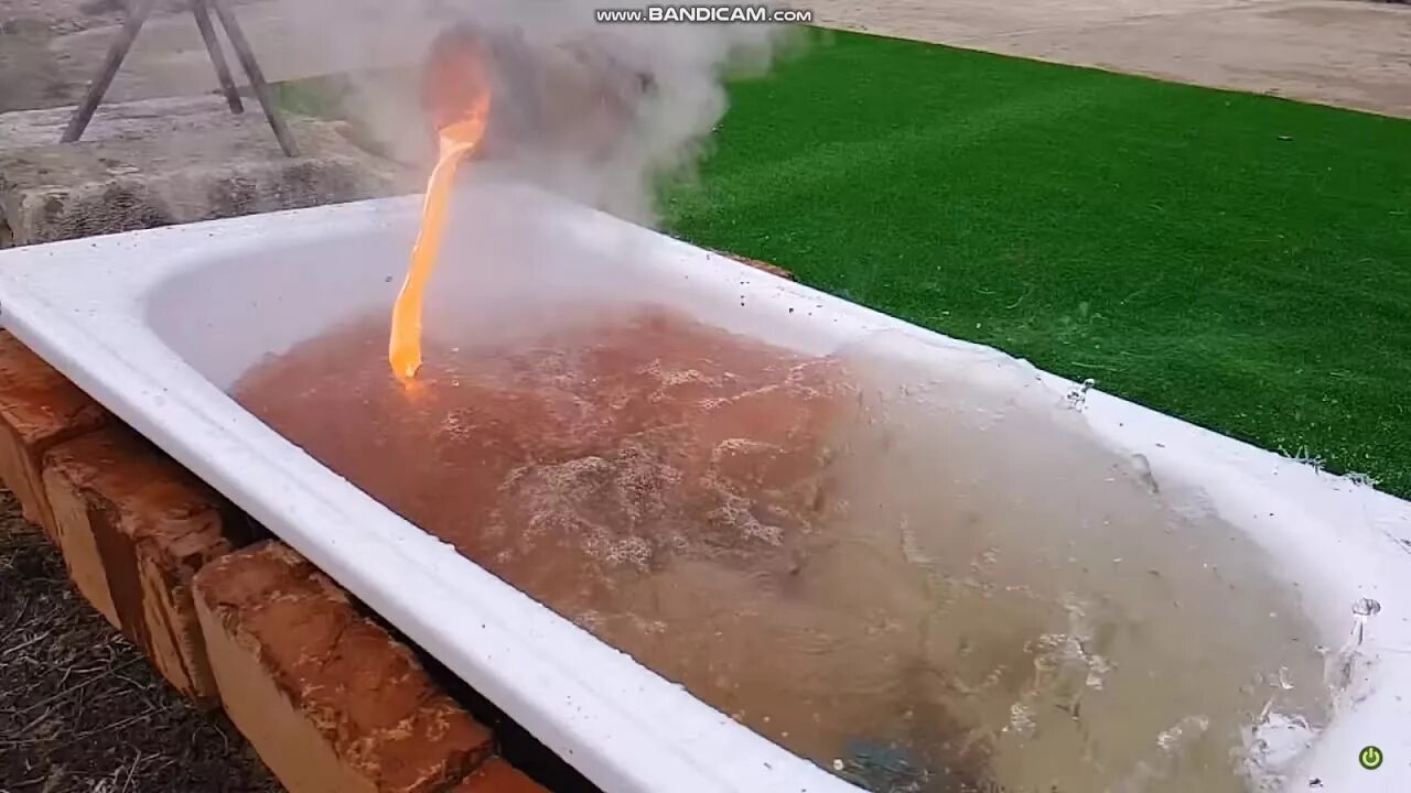 В ванне смешали воду. Ванна с лавой. Лава в ванной. Лава и вода. Лава в бассейне с водой.