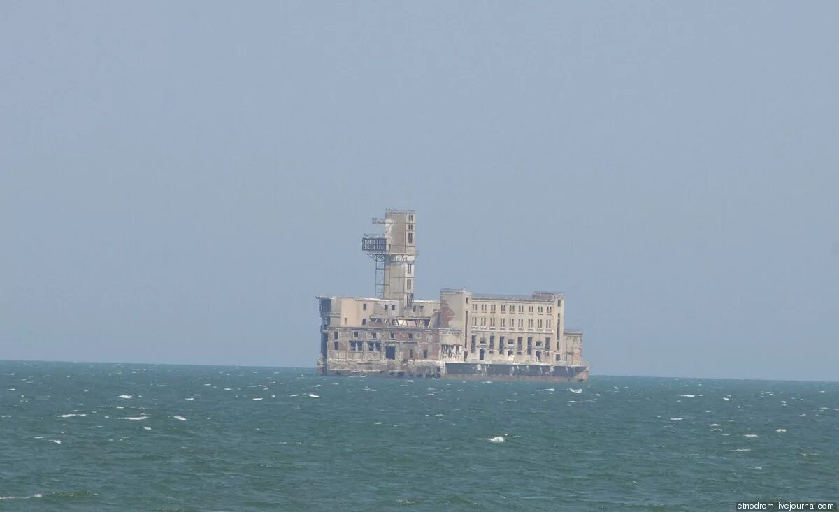 Пляж лагуна махачкала. Пляж джами в каспийске. Завод дагдизель в каспийске. Вагоны в море в каспийске. Цех завода дагдизель в каспийске.