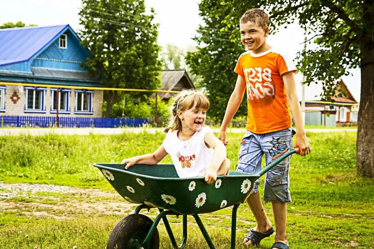 Игры в деревне летом. Лето в деревне дети. Дача. Лето. Дети летом на даче. Дети отдыхвютв деревне.