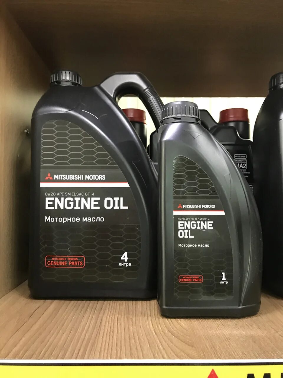 Масло мицубиси паджеро дизель. Оригинальное масло Mitsubishi 5w40. Engine Oil моторное масло Митсубиси 4 литра. Mitsubishi Pajero 3.2 дизель Оригинальное моторное масло. Оригинальное масло Митсубиси 1 л.