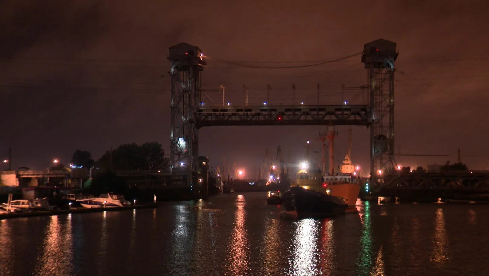 Разведённый мост в калининграде. Разводные мосты в калининграде. Высокий мост калининград разводной. Разводные мосты в калининграде. Двухъярусный мост в калининграде.