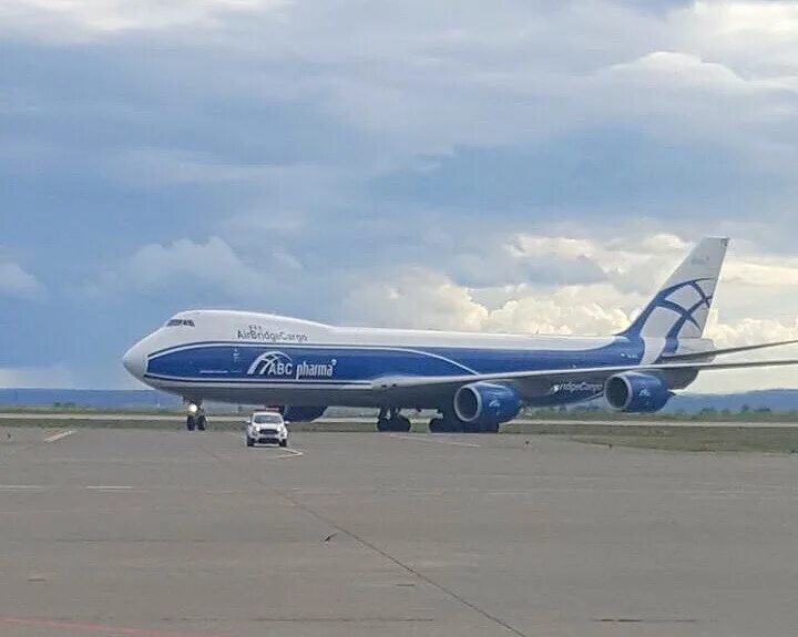 Самолет казань шанхай. Боинг 747 в казани. аэропорт казань большие самолеты. самолёт казань дубай. аэропорт казань встреча.