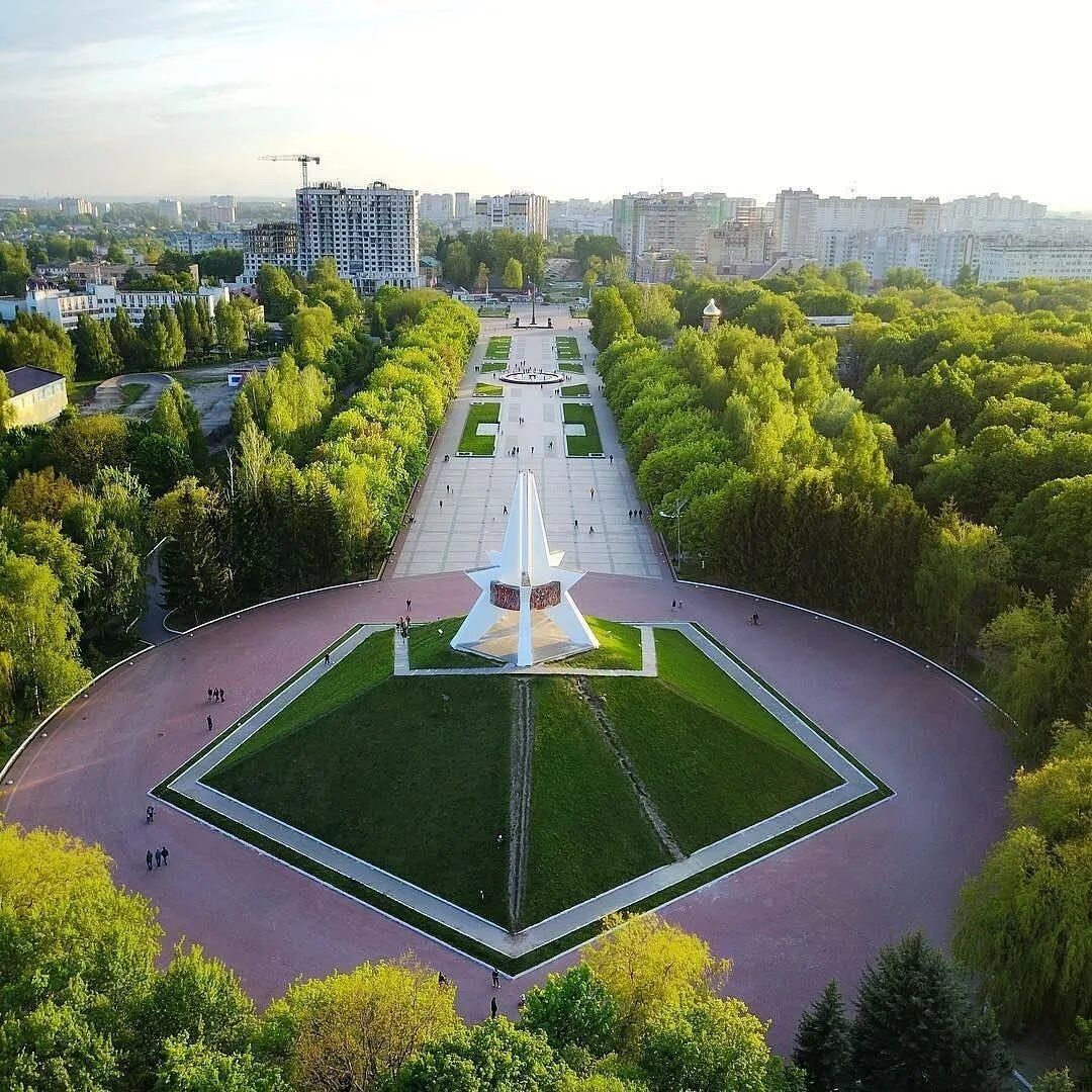 Брянск красивые фото. Брянск фото города. Сток брянск. Площадь гагарина брянск. Курган бессмертия брянск достопримечательности брянска.