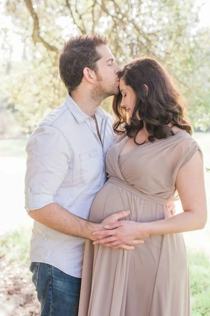 Обнять беременную. Фотосессии беременных пар. Беременные с мужем. Фотосессия беременной пары.