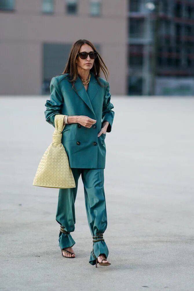 Сейчас модно цвете. Ultramarine Green осень зима 2020 2021. Зеленый пантон 2021. Тренд сезона цвет одежды. Самый актуальный цвет в одежде.