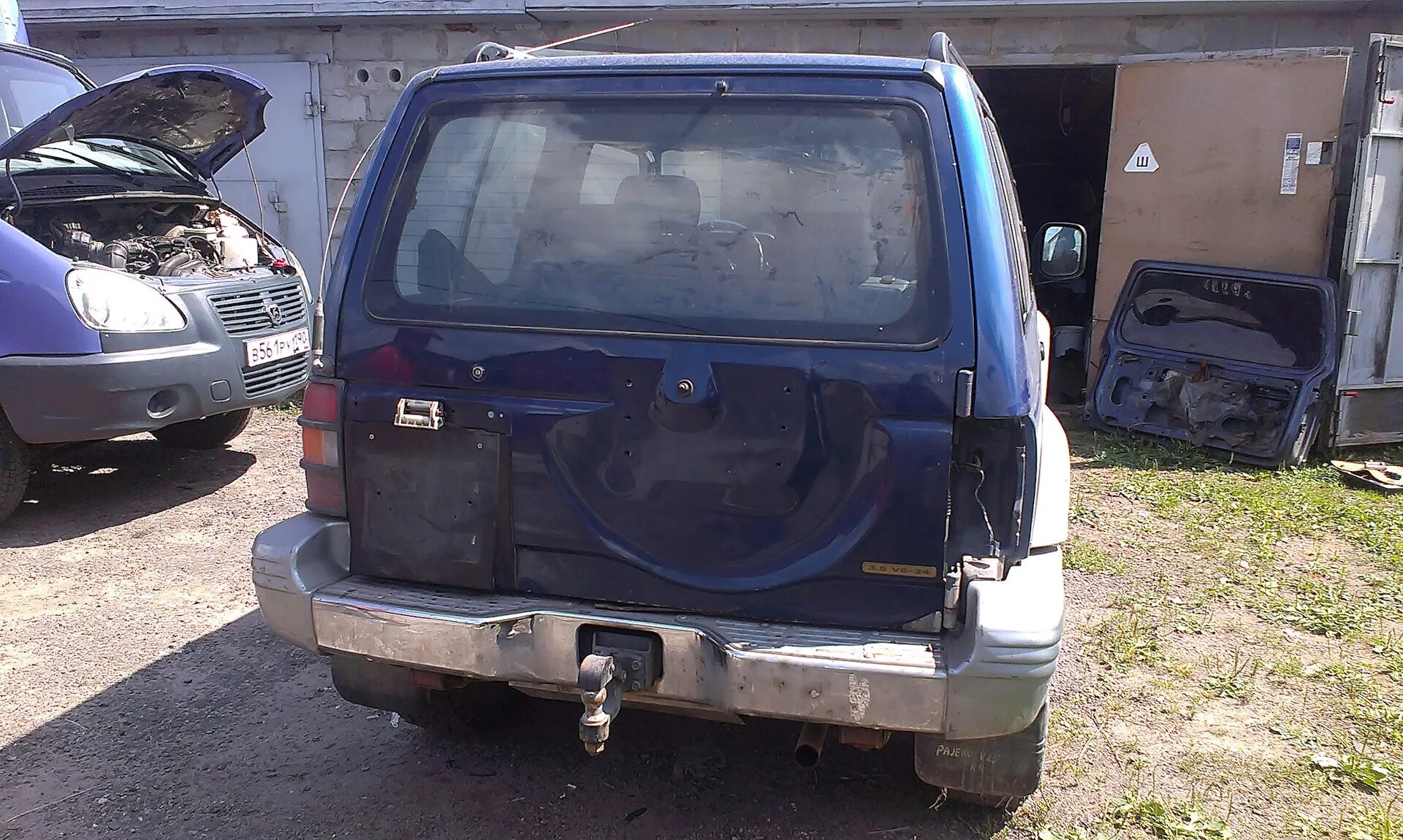 Mitsubishi pajero 2 задняя дверь. Митсубиши паджеро 2 дверка. Задняя дверь митсубиси паджеро 2. Задняя правая дверь на мицубиси паджеро. Паджеро 3 двери.
