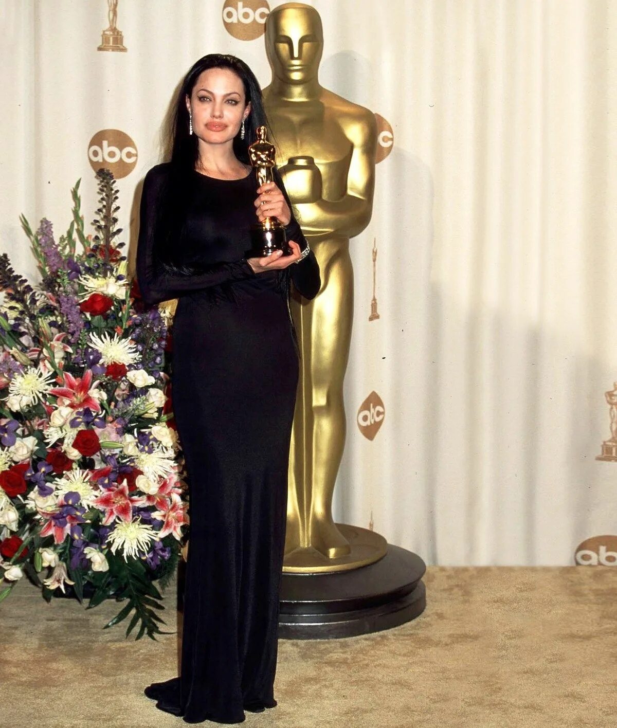 Анджелина джоли оскар. Джоли Оскар 2000. Анджелина Джоли на вручении Оскара. Анджелина Джоли 2000 год Оскар.