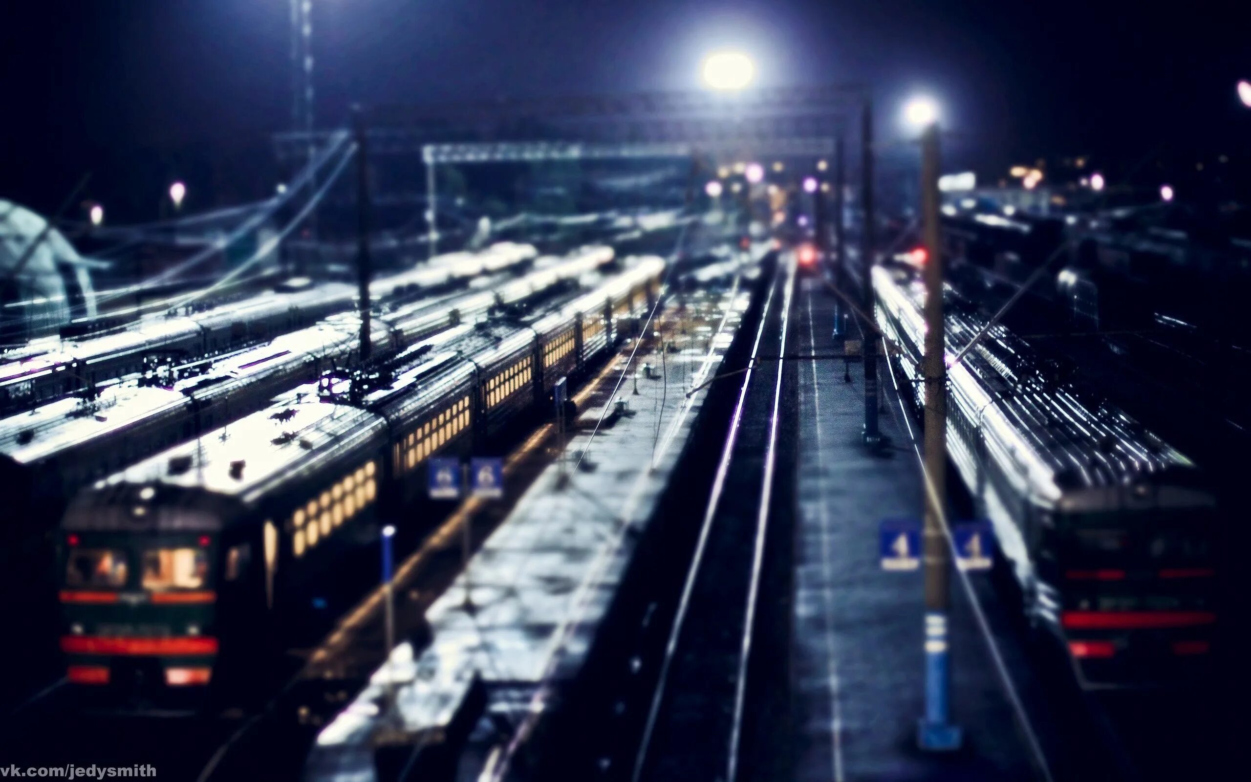 Жд вокзал перевозки. Железная дорога ночью. Ночной вокзал. Поезд на вокзале. Ночной поезд.